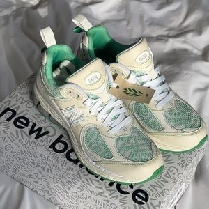 NWT Ganni x New Balance 2002R in Turtledove / Green
